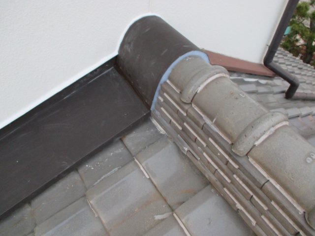 播磨町で流れ壁部分雨押え板金取り付け